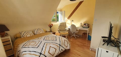 Bed, TV and multimedia, Photo of the whole room, Bedroom, hair dresser