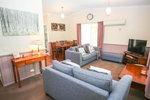 TV and multimedia, Living room, Seating area, Dining area, air conditioner
