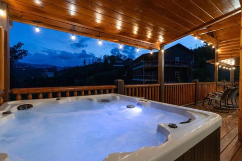 Indoor Pool, Volleyball Beach, Mountain View, Luxury House in Gatlinburg