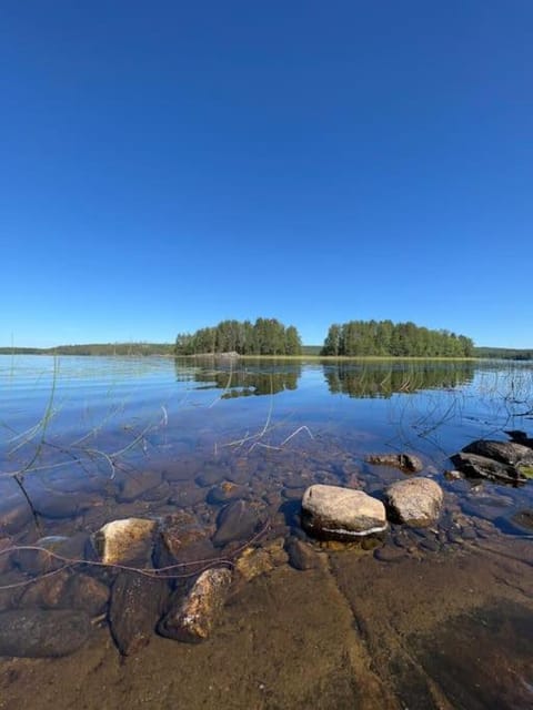 Käpälämäki puhtaan veden äärellä omassa rauhassa Chalet in Finland