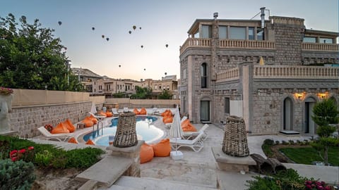 Day, Natural landscape, City view, Swimming pool, Time of day, Location, Sunrise