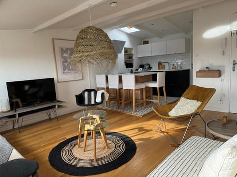 TV and multimedia, Kitchen or kitchenette, Living room, Seating area, Dining area