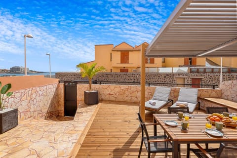 View (from property/room), Balcony/Terrace, Dining area, Sea view