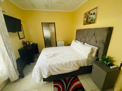 Communal lounge/ TV room, Bed, TV and multimedia, Bedroom