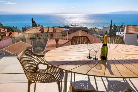 Natural landscape, Balcony/Terrace, Dining area, Sea view