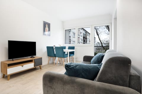 Communal lounge/ TV room, TV and multimedia, Living room, Seating area, Evening entertainment
