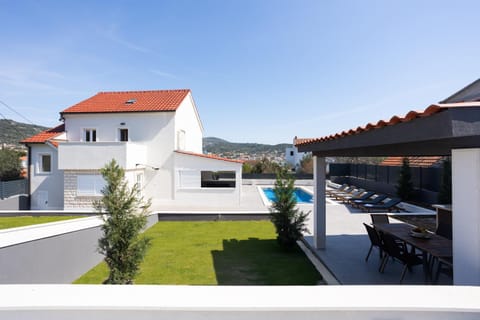 Property building, Spring, Day, Natural landscape, Parking