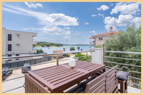 View (from property/room), Balcony/Terrace, Dining area, Landmark view, Sea view