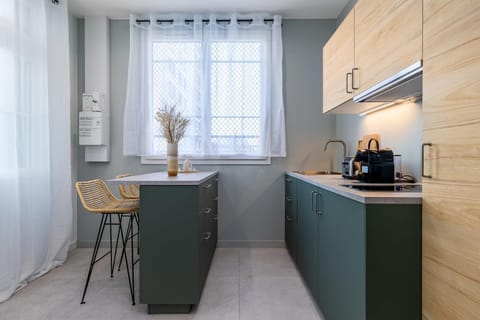 Coffee/tea facilities, Kitchen or kitchenette, Dining area, minibar, stove