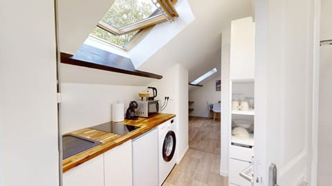 Coffee/tea facilities, Kitchen or kitchenette, stove, toaster, washing machine