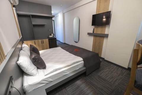 Bed, TV and multimedia, Photo of the whole room, Bedroom