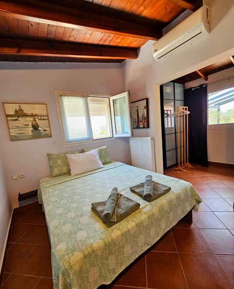 Bed, Photo of the whole room, Bedroom, towels, air conditioner