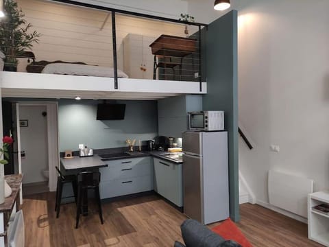 Kitchen or kitchenette, Dining area, oven, stove
