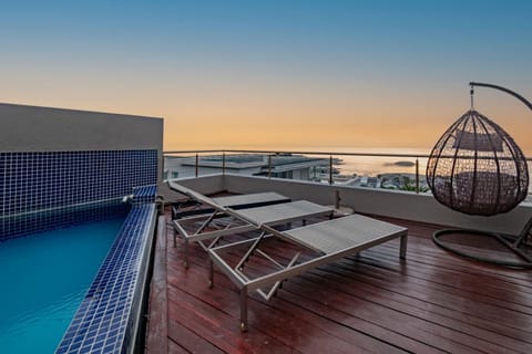 Stylish Penthouse with 180 degree Ocean Views! Villa in Camps Bay