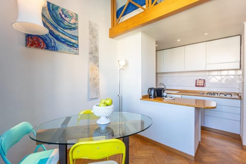 Kitchen or kitchenette, Dining area, minibar, stove