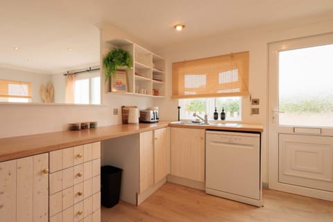 Sunset Lodge, River View & Log Burner Apartment in Christchurch