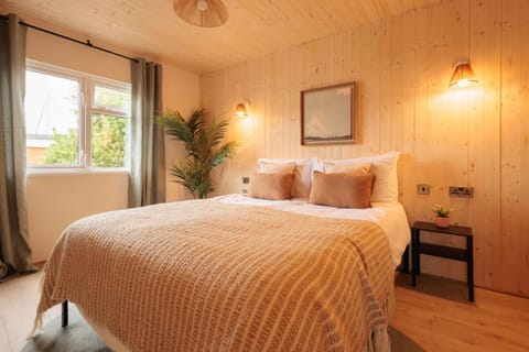 Sunset Lodge, River View & Log Burner Apartment in Christchurch