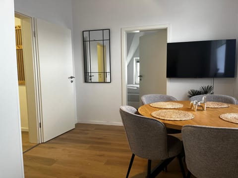 TV and multimedia, Living room, Seating area, Dining area