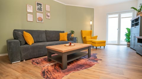 Communal lounge/ TV room, TV and multimedia, Living room, Seating area, Evening entertainment