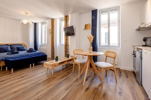 Bed, TV and multimedia, Photo of the whole room, Seating area, Dining area, Bedroom