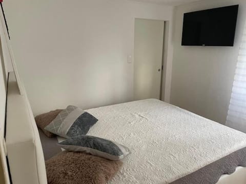 Bed, Photo of the whole room, towels