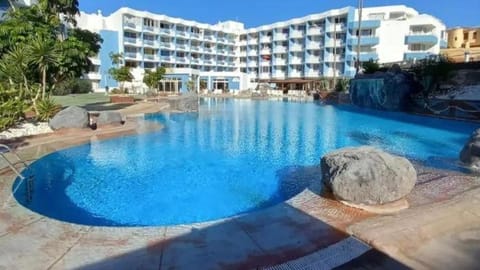 Property building, Swimming pool, sunbed