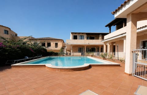 Swimming pool, sunbed