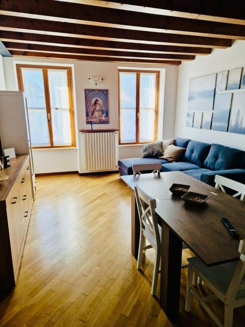 Living room, Seating area, Dining area, internet