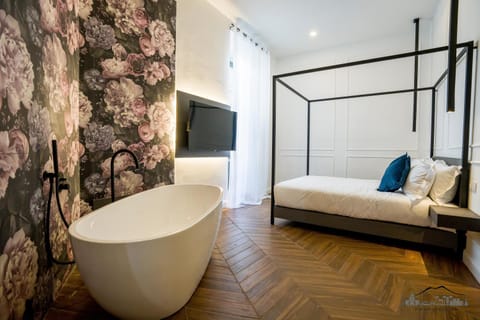 Bed, Bathroom, TV and multimedia, Photo of the whole room, Bedroom, Bath, air conditioner