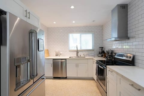 Tropical Private Oasis Mins from Beach & Downtown House in El Portal