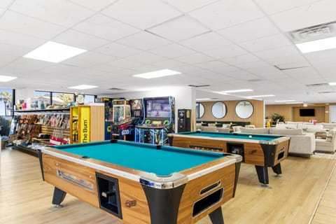 Communal lounge/ TV room, Billiard, Game Room, On-site shops, Lounge or bar