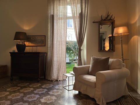 Living room, Seating area