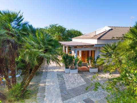 Property building, Patio, Day, Garden, Garden view