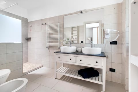 Shower, Toilet, Bathroom, bidet, towels