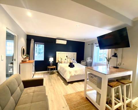 TV and multimedia, Living room, Seating area, Dining area, Bedroom