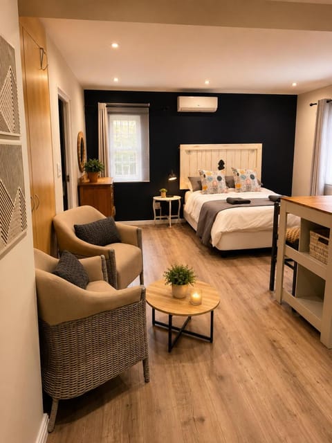 Seating area, Bedroom