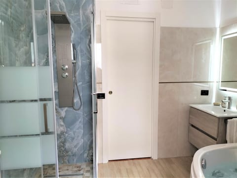 Shower, Hot Tub, Bathroom, Bath