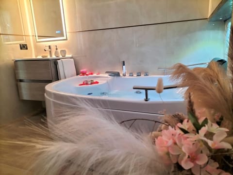 Shower, Hot Tub, Hot Tub, Bathroom, Bath