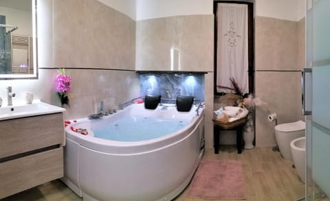 Shower, Hot Tub, Hot Tub, Bathroom, Bath