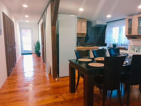 Kitchen or kitchenette, Dining area, minibar, pet friendly, stove