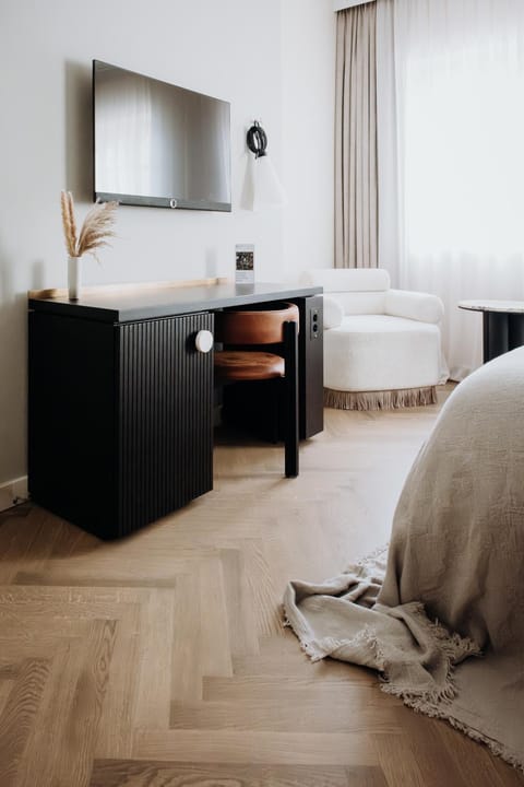 Bed, Photo of the whole room, Decorative detail, Seating area