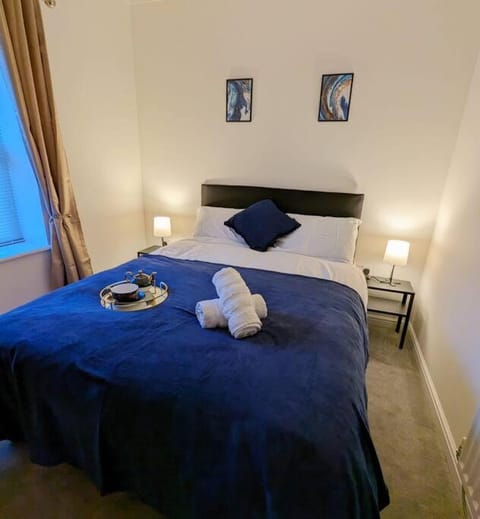 2-Bed, Sleeps 5, 2 Bath, Parking, WiFi Apartment in Colchester