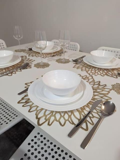 2-Bed, Sleeps 5, 2 Bath, Parking, WiFi Apartment in Colchester