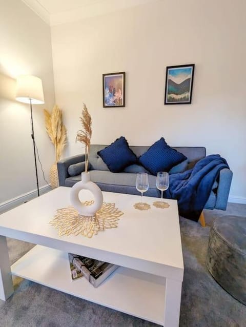 2-Bed, Sleeps 5, 2 Bath, Parking, WiFi Apartment in Colchester