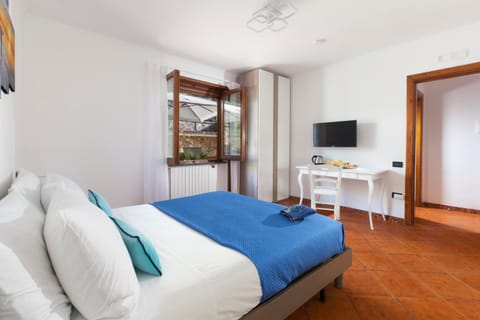 Bed, TV and multimedia, Photo of the whole room, Bedroom