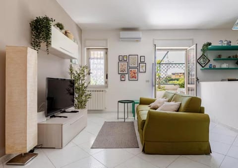 Communal lounge/ TV room, TV and multimedia, Living room, Seating area, Evening entertainment, air conditioner