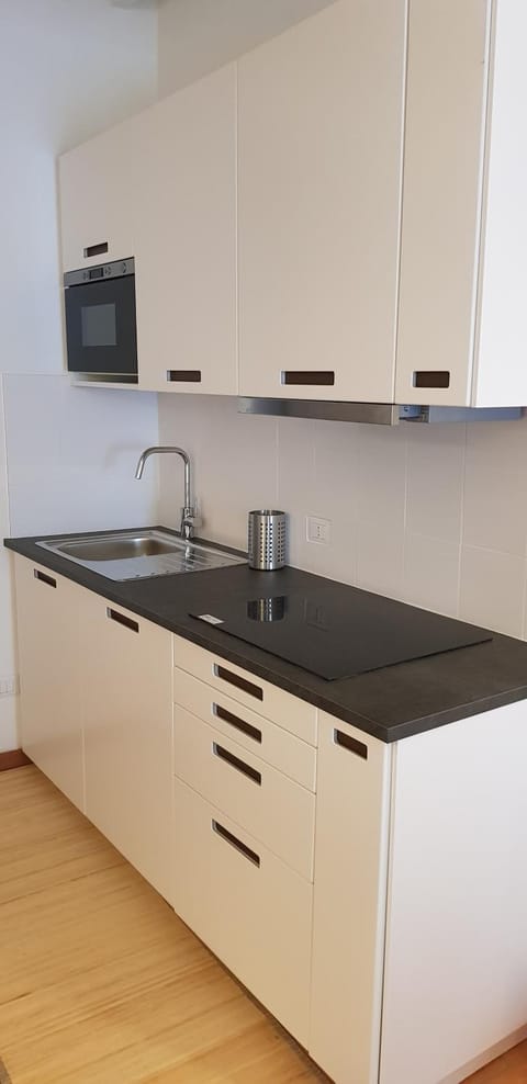 Kitchen or kitchenette, minibar, stove