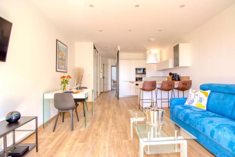TV and multimedia, Kitchen or kitchenette, Living room, Seating area, Dining area, pet friendly, stove