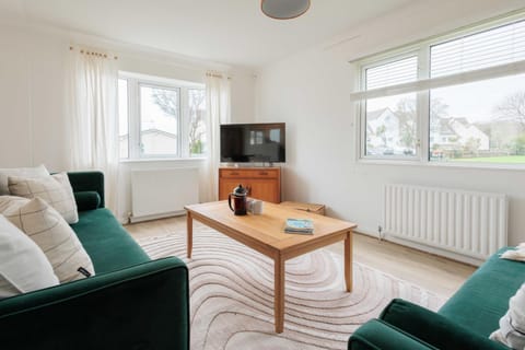 Peaceful Riverside Lodge Free Parking Apartment in Christchurch