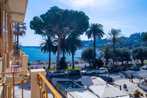 Property building, Nearby landmark, Day, Neighbourhood, Natural landscape, Sea view, Location